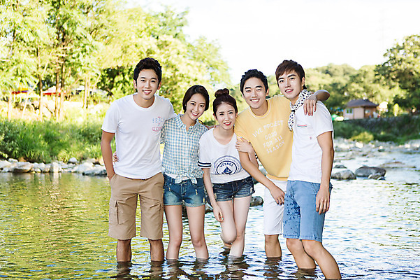 포토 JPG 주간 나무 식물 학생 여자 남자 행복 대학생 물놀이 어깨동무 서기 웃음 사람 동양인 여러명 20대 성인 야외 앞모습 캐주얼 친구 계곡 캠퍼스라이프 우정 한국인 즐거움 MT 청년만 성인만 국내포토 자연요소 라이프스타일 옷 감정 뷰포인트 포즈 다수 관계 모션 놀이 표정 인종 청년 파일형식 생활