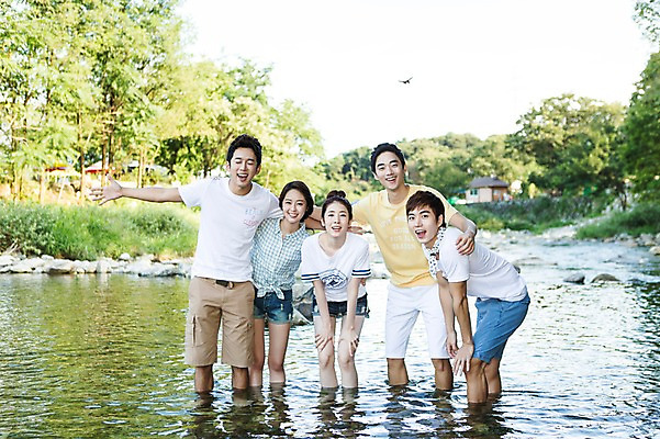 포토 JPG 주간 나무 식물 학생 여자 남자 행복 대학생 물놀이 어깨동무 서기 웃음 사람 동양인 여러명 20대 성인 야외 앞모습 캐주얼 친구 계곡 캠퍼스라이프 우정 한국인 즐거움 MT 청년만 성인만 국내포토 자연요소 라이프스타일 옷 감정 뷰포인트 포즈 다수 관계 모션 놀이 표정 인종 청년 파일형식 생활