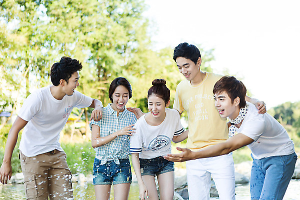 포토 JPG 주간 나무 식물 학생 여자 남자 행복 대학생 장난 물놀이 놀이 서기 웃음 사람 동양인 여러명 20대 성인 야외 앞모습 아웃포커스 캐주얼 친구 계곡 캠퍼스라이프 봄 한국인 즐거움 MT 튀는물 청년만 성인만 국내포토 자연요소 라이프스타일 옷 계절 감정 뷰포인트 다수 관계 모션 촬영기법 표정 인종 청년 액체표현 스플래쉬 파일형식 순간포착 생활 액체