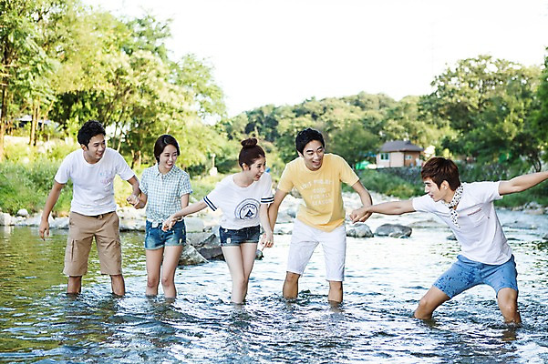 포토 JPG 주간 나무 식물 학생 여자 남자 행복 대학생 장난 물놀이 놀이 서기 웃음 사람 동양인 여러명 20대 성인 야외 앞모습 아웃포커스 캐주얼 친구 계곡 손잡기 캠퍼스라이프 한국인 즐거움 MT 청년만 성인만 국내포토 자연요소 라이프스타일 옷 감정 뷰포인트 다수 관계 모션 촬영기법 표정 인종 청년 파일형식 생활