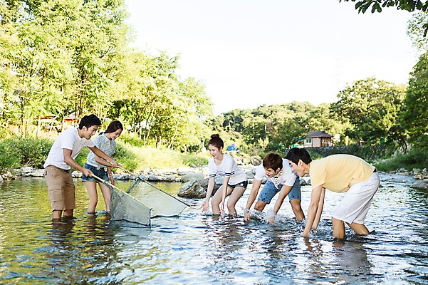 포토 JPG 주간 나무 식물 학생 여자 남자 행복 대학생 물놀이 서기 웃음 들기 사람 동양인 여러명 20대 성인 야외 캐주얼 친구 계곡 캠퍼스라이프 한국인 그물 즐거움 MT 고기잡이 청년만 성인만 국내포토 자연요소 라이프스타일 옷 감정 다수 관계 모션 놀이 표정 어업 인종 청년 파일형식