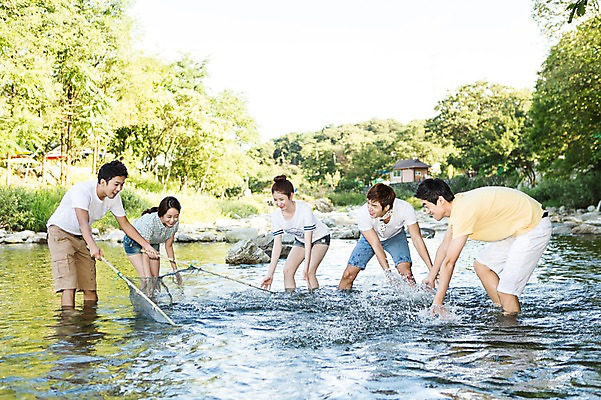 포토 JPG 주간 나무 식물 학생 여자 남자 행복 대학생 물놀이 서기 웃음 들기 사람 동양인 여러명 20대 성인 야외 캐주얼 친구 계곡 캠퍼스라이프 한국인 그물 즐거움 MT 고기잡이 청년만 성인만 국내포토 자연요소 라이프스타일 옷 감정 다수 관계 모션 놀이 표정 어업 인종 청년 파일형식