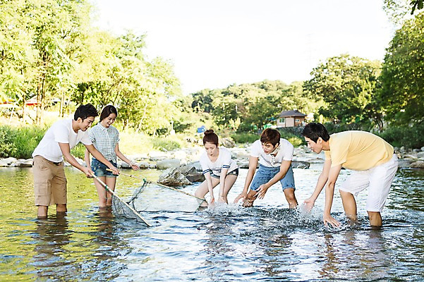 포토 JPG 주간 나무 식물 학생 여자 남자 행복 대학생 물놀이 서기 웃음 들기 사람 동양인 여러명 20대 성인 야외 캐주얼 친구 계곡 캠퍼스라이프 한국인 그물 즐거움 MT 고기잡이 청년만 성인만 국내포토 자연요소 라이프스타일 옷 감정 다수 관계 모션 놀이 표정 어업 인종 청년 파일형식