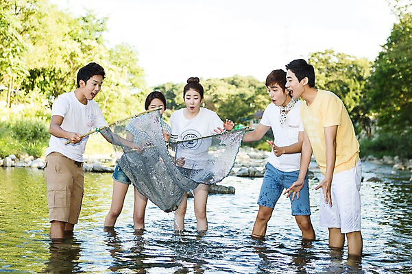 포토 JPG 주간 나무 식물 학생 응시 여자 남자 행복 대학생 물놀이 서기 웃음 들기 사람 동양인 여러명 20대 성인 야외 캐주얼 친구 계곡 캠퍼스라이프 놀람 한국인 그물 즐거움 MT 고기잡이 청년만 성인만 국내포토 자연요소 라이프스타일 시선 옷 감정 다수 관계 모션 놀이 표정 어업 인종 청년 파일형식