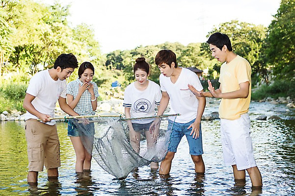 포토 JPG 주간 나무 식물 학생 응시 여자 남자 행복 대학생 물놀이 서기 웃음 들기 사람 동양인 여러명 20대 성인 야외 캐주얼 친구 계곡 캠퍼스라이프 놀람 한국인 그물 즐거움 MT 고기잡이 청년만 성인만 국내포토 자연요소 라이프스타일 시선 옷 감정 다수 관계 모션 놀이 표정 어업 인종 청년 파일형식