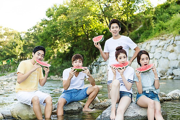 포토 JPG 주간 나무 식물 학생 여자 남자 행복 음식 대학생 과일 물놀이 여름음식 수박 웃음 들기 사람 앉기 동양인 여러명 20대 성인 야외 앞모습 캐주얼 친구 계곡 캠퍼스라이프 한국인 바위 먹기 즐거움 MT 청년만 성인만 제철음식 제철과일 국내포토 자연요소 라이프스타일 옷 감정 뷰포인트 다수 관계 모션 놀이 표정 인종 청년 제철 파일형식 여름_계절 생활