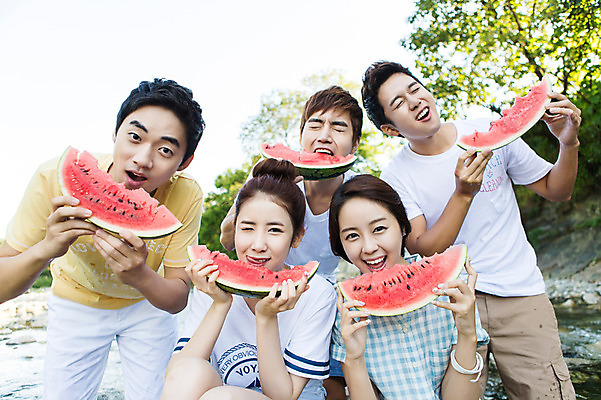 포토 JPG 주간 나무 식물 학생 여자 남자 행복 음식 대학생 과일 물놀이 여름음식 수박 서기 웃음 들기 사람 동양인 여러명 상반신 20대 성인 야외 앞모습 캐주얼 친구 계곡 눈감음 캠퍼스라이프 한국인 먹기 즐거움 MT 청년만 성인만 제철음식 제철과일 국내포토 자연요소 라이프스타일 옷 감정 뷰포인트 다수 관계 모션 놀이 표정 인종 청년 제철 파일형식 여름_계절 생활