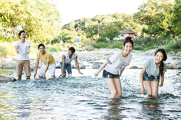 포토 JPG 주간 나무 식물 학생 여자 남자 행복 대학생 장난 물놀이 놀이 서기 웃음 사람 동양인 여러명 20대 성인 야외 앞모습 캐주얼 물 친구 계곡 캠퍼스라이프 한국인 바위 즐거움 MT 청년만 성인만 국내포토 자연요소 라이프스타일 옷 감정 뷰포인트 다수 관계 모션 표정 인종 청년 파일형식 생활