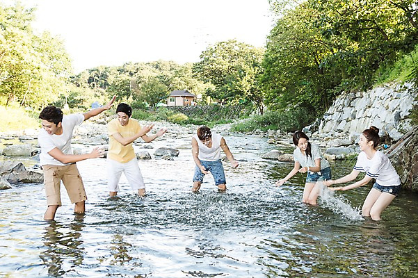 포토 JPG 주간 나무 식물 학생 여자 남자 행복 대학생 장난 물놀이 놀이 서기 웃음 사람 동양인 여러명 20대 성인 야외 앞모습 캐주얼 물 친구 계곡 캠퍼스라이프 한국인 바위 즐거움 MT 청년만 성인만 국내포토 자연요소 라이프스타일 옷 감정 뷰포인트 다수 관계 모션 표정 인종 청년 파일형식 생활