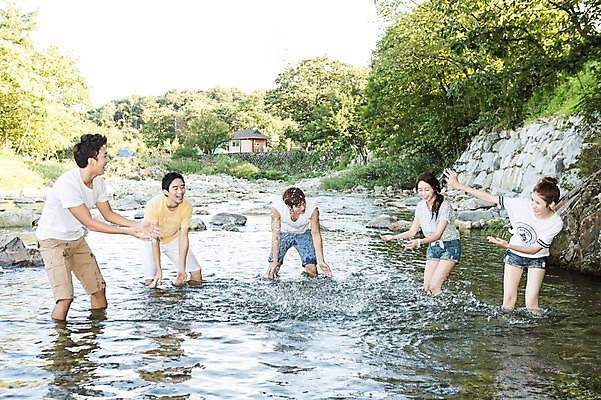 포토 JPG 주간 나무 식물 학생 여자 남자 행복 대학생 장난 물놀이 놀이 서기 웃음 사람 동양인 여러명 20대 성인 야외 앞모습 캐주얼 물 친구 계곡 캠퍼스라이프 한국인 바위 즐거움 MT 청년만 성인만 국내포토 자연요소 라이프스타일 옷 감정 뷰포인트 다수 관계 모션 표정 인종 청년 파일형식 생활