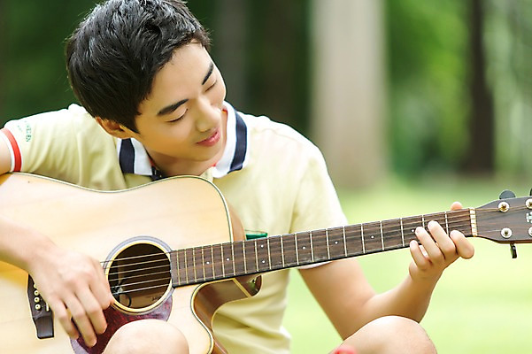 포토 JPG 주간 학생 남자 행복 악기 남학생 대학생 연주 한명 웃음 사람 앉기 상반신 20대 성인 야외 앞모습 아웃포커스 캠퍼스라이프 캠핑 한국인 게임 기타 즐거움 MT 청년만 청년남자만 청년남자한명만 성인남자한명만 국내포토 자연요소 1 라이프스타일 감정 음악 뷰포인트 모션 놀이 현악기 레저 촬영기법 표정 동양인 청년 남자만 남자한명만 성인남자만 성인만 파일형식