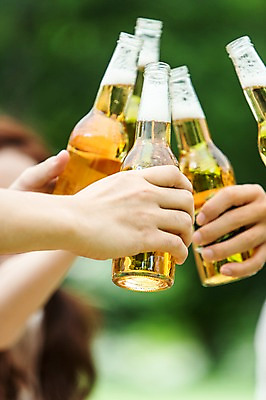 포토 JPG 주간 학생 손 여자 남자 행복 대학생 맥주 들기 동양인 여러명 20대 성인 야외 아웃포커스 신체부위 친구 캠퍼스라이프 캠핑 한국인 병 음주 즐거움 MT 건배 맥주병 청년만 성인만 낮술 국내포토 자연요소 라이프스타일 식기 감정 다수 관계 모션 레저 술병 주류 촬영기법 사람 인종 청년 파일형식