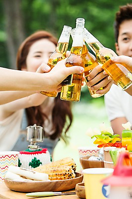 포토 JPG 주간 학생 접시 여자 남자 행복 음식 대학생 탁자 맥주 웃음 들기 사람 앉기 동양인 여러명 20대 성인 야외 아웃포커스 친구 캠퍼스라이프 캠핑 한국인 병 음주 즐거움 MT 건배 청년만 성인만 낮술 국내포토 자연요소 라이프스타일 식기 감정 가구 다수 관계 모션 레저 주류 촬영기법 표정 인종 청년 파일형식