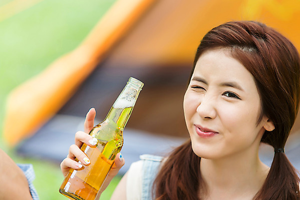 포토 JPG 주간 학생 여학생 여자 행복 대학생 맥주 윙크 한명 웃음 들기 사람 상반신 20대 성인 야외 아웃포커스 캠퍼스라이프 캠핑 한국인 마시기 병 음주 즐거움 MT 청년만 청년여자만 청년여자한명만 성인여자한명만 혼족 낮술 국내포토 자연요소 1 라이프스타일 식기 감정 모션 레저 주류 촬영기법 표정 동양인 청년 싱글라이프 여자만 여자한명만 성인여자만 성인만 파일형식