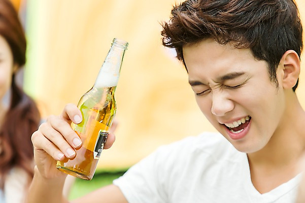 포토 JPG 주간 학생 남자 행복 남학생 대학생 맥주 한명 웃음 들기 사람 상반신 20대 성인 야외 옆모습 아웃포커스 눈감음 캠퍼스라이프 캠핑 한국인 마시기 병 음주 즐거움 MT 청년만 청년남자만 청년남자한명만 성인남자한명만 낮술 국내포토 자연요소 1 라이프스타일 식기 감정 뷰포인트 모션 레저 주류 촬영기법 표정 동양인 청년 남자만 남자한명만 성인남자만 성인만 파일형식