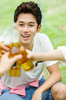 포토 JPG 주간 학생 남자 행복 남학생 대학생 맥주 한명 웃음 들기 사람 앉기 20대 성인 야외 앞모습 아웃포커스 캠퍼스라이프 캠핑 한국인 병 음주 즐거움 MT 건배 청년만 청년남자만 청년남자한명만 성인남자한명만 낮술 국내포토 자연요소 1 라이프스타일 식기 감정 뷰포인트 모션 레저 주류 촬영기법 표정 동양인 청년 남자만 남자한명만 성인남자만 성인만 파일형식