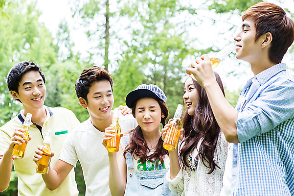 포토 JPG 주간 학생 여자 남자 행복 대학생 맥주 웃음 들기 사람 동양인 여러명 상반신 20대 성인 야외 아웃포커스 친구 캠퍼스라이프 캠핑 한국인 마시기 병 음주 즐거움 MT 청년만 성인만 낮술 국내포토 자연요소 라이프스타일 식기 감정 다수 관계 모션 레저 주류 촬영기법 표정 인종 청년 파일형식
