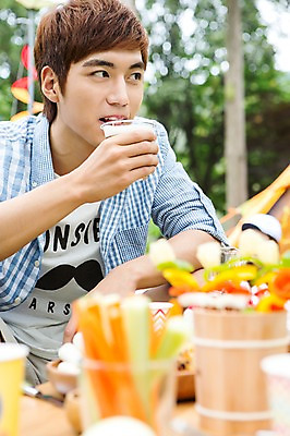 포토 JPG 주간 학생 응시 남자 행복 남학생 대학생 탁자 잔 맥주 한명 들기 사람 20대 성인 야외 아웃포커스 컵 캠퍼스라이프 캠핑 한국인 마시기 음주 즐거움 MT 청년만 청년남자만 청년남자한명만 성인남자한명만 혼족 낮술 국내포토 자연요소 1 라이프스타일 식기 시선 감정 가구 모션 레저 주류 촬영기법 동양인 청년 싱글라이프 남자만 남자한명만 성인남자만 성인만 파일형식