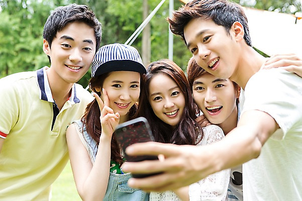 포토 JPG 주간 학생 여자 남자 행복 대학생 포즈 텐트 서기 웃음 들기 사람 동양인 손짓 여러명 상반신 20대 성인 야외 앞모습 아웃포커스 친구 스마트폰 캠퍼스라이프 사진촬영 캠핑 한국인 즐거움 MT 브이 청년만 성인만 단체사진 국내포토 자연요소 라이프스타일 감정 뷰포인트 다수 관계 모션 레저 촬영기법 표정 캠핑도구 인종 청년 핸드폰 스마트기기 촬영 기념사진 파일형식