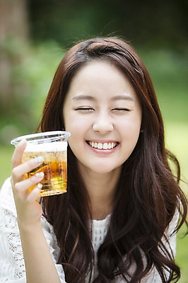 포토 JPG 주간 학생 긴머리 여학생 여자 행복 대학생 잔 맥주 한명 웃음 들기 사람 상반신 20대 성인 야외 앞모습 아웃포커스 컵 눈감음 캠퍼스라이프 캠핑 한국인 음주 즐거움 MT 청년만 청년여자만 청년여자한명만 성인여자한명만 혼족 낮술 국내포토 자연요소 1 라이프스타일 헤어스타일 식기 감정 뷰포인트 모션 레저 주류 촬영기법 표정 동양인 청년 싱글라이프 여자만 여자한명만 성인여자만 성인만 파일형식