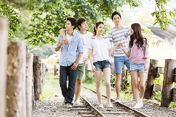 포토 JPG 주간 전신 나무 식물 학생 여자 남자 행복 대학생 서기 웃음 사람 동양인 여러명 20대 성인 야외 앞모습 아웃포커스 캐주얼 친구 울타리 걷기 손잡기 캠퍼스라이프 산책 기찻길 한국인 즐거움 MT 청년만 성인만 국내포토 자연요소 라이프스타일 옷 감정 뷰포인트 다수 관계 모션 휴식 촬영기법 표정 인종 청년 담장 파일형식