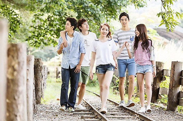 포토 JPG 주간 전신 나무 식물 학생 여자 남자 행복 대학생 서기 웃음 사람 동양인 여러명 20대 성인 야외 앞모습 아웃포커스 캐주얼 친구 울타리 걷기 손잡기 캠퍼스라이프 산책 기찻길 한국인 즐거움 MT 청년만 성인만 국내포토 자연요소 라이프스타일 옷 감정 뷰포인트 다수 관계 모션 휴식 촬영기법 표정 인종 청년 담장 파일형식