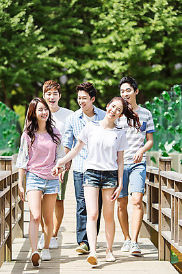 포토 JPG 주간 전신 나무 식물 학생 여자 남자 행복 대학생 서기 웃음 사람 동양인 여러명 20대 성인 야외 앞모습 아웃포커스 캐주얼 친구 걷기 손잡기 캠퍼스라이프 산책 한국인 즐거움 MT 나무다리 가교 청년만 성인만 국내포토 자연요소 라이프스타일 건축물 옷 감정 뷰포인트 다수 관계 모션 휴식 촬영기법 표정 인종 청년 다리_건축물 파일형식