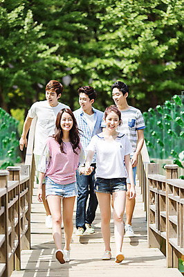 포토 JPG 주간 전신 나무 식물 학생 여자 남자 행복 대학생 서기 웃음 사람 동양인 여러명 20대 성인 야외 앞모습 아웃포커스 캐주얼 친구 걷기 손잡기 캠퍼스라이프 산책 한국인 즐거움 MT 나무다리 가교 청년만 성인만 국내포토 자연요소 라이프스타일 건축물 옷 감정 뷰포인트 다수 관계 모션 휴식 촬영기법 표정 인종 청년 다리_건축물 파일형식