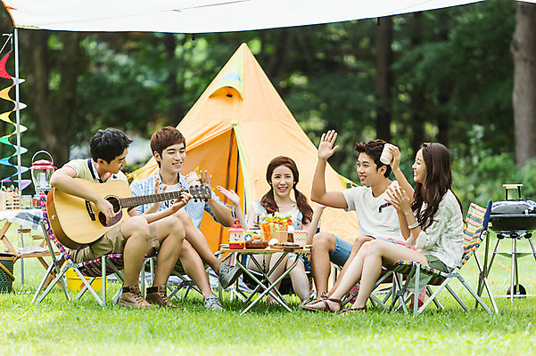 포토 JPG 주간 전신 학생 여자 남자 행복 악기 음식 대학생 연주 의자 탁자 텐트 웃음 사람 앉기 동양인 잔디 여러명 20대 성인 야외 친구 캠퍼스라이프 캠핑 한국인 게임 기타 즐거움 MT 청년만 성인만 국내포토 자연요소 식물 라이프스타일 감정 음악 가구 다수 관계 모션 놀이 현악기 레저 표정 캠핑도구 인종 청년 파일형식