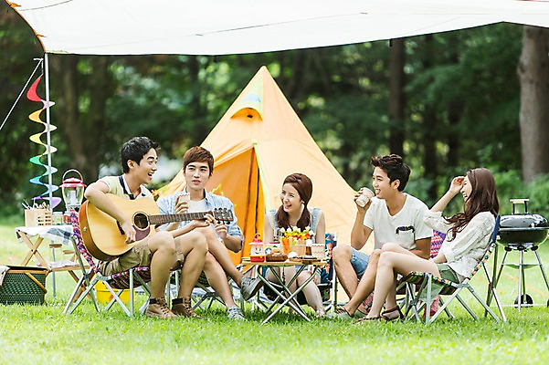 포토 JPG 주간 전신 학생 여자 남자 행복 악기 음식 대학생 연주 의자 탁자 텐트 웃음 사람 앉기 동양인 잔디 여러명 20대 성인 야외 친구 캠퍼스라이프 캠핑 한국인 게임 기타 즐거움 MT 청년만 성인만 국내포토 자연요소 식물 라이프스타일 감정 음악 가구 다수 관계 모션 놀이 현악기 레저 표정 캠핑도구 인종 청년 파일형식