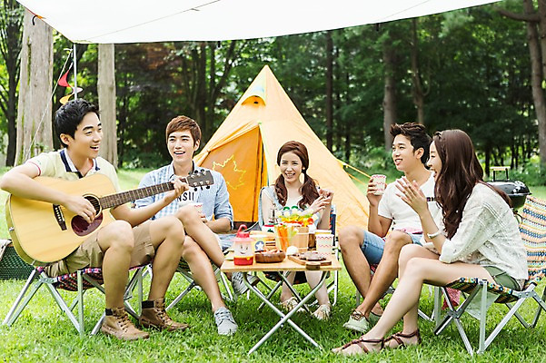 포토 JPG 주간 전신 학생 여자 남자 행복 악기 음식 대학생 연주 의자 탁자 텐트 웃음 사람 앉기 동양인 잔디 여러명 20대 성인 야외 친구 캠퍼스라이프 캠핑 한국인 게임 기타 박수 즐거움 MT 청년만 성인만 국내포토 자연요소 식물 라이프스타일 감정 음악 가구 다수 관계 모션 놀이 현악기 레저 표정 캠핑도구 인종 손짓 청년 파일형식