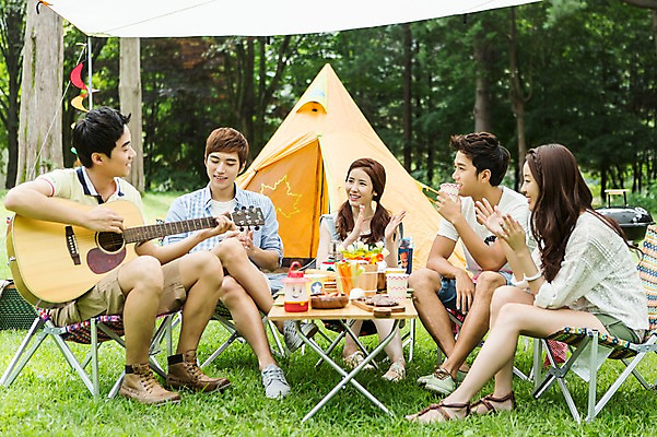 포토 JPG 주간 전신 학생 여자 남자 행복 악기 음식 대학생 연주 의자 탁자 텐트 웃음 사람 앉기 동양인 잔디 여러명 20대 성인 야외 친구 캠퍼스라이프 캠핑 한국인 게임 기타 박수 즐거움 MT 청년만 성인만 국내포토 자연요소 식물 라이프스타일 감정 음악 가구 다수 관계 모션 놀이 현악기 레저 표정 캠핑도구 인종 손짓 청년 파일형식