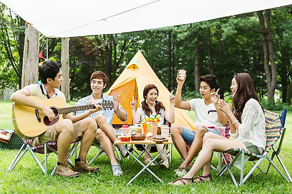 포토 JPG 주간 전신 학생 여자 남자 행복 악기 음식 대학생 연주 의자 탁자 텐트 웃음 사람 앉기 동양인 잔디 여러명 20대 성인 야외 친구 캠퍼스라이프 캠핑 한국인 게임 기타 박수 즐거움 MT 청년만 성인만 국내포토 자연요소 식물 라이프스타일 감정 음악 가구 다수 관계 모션 놀이 현악기 레저 표정 캠핑도구 인종 손짓 청년 파일형식