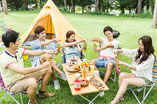 포토 JPG 주간 학생 여자 남자 행복 음식 대학생 의자 탁자 맥주 텐트 웃음 들기 사람 앉기 동양인 잔디 여러명 20대 성인 야외 친구 캠퍼스라이프 캠핑 한국인 병 음주 즐거움 MT 청년만 성인만 낮술 국내포토 자연요소 식물 라이프스타일 식기 감정 가구 다수 관계 모션 레저 주류 표정 캠핑도구 인종 청년 파일형식