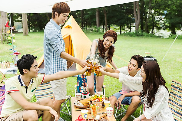포토 JPG 주간 학생 여자 남자 행복 음식 대학생 의자 탁자 맥주 텐트 서기 웃음 들기 사람 앉기 동양인 잔디 여러명 20대 성인 야외 친구 캠퍼스라이프 캠핑 한국인 병 음주 즐거움 MT 건배 청년만 성인만 낮술 국내포토 자연요소 식물 라이프스타일 식기 감정 가구 다수 관계 모션 레저 주류 표정 캠핑도구 인종 청년 파일형식