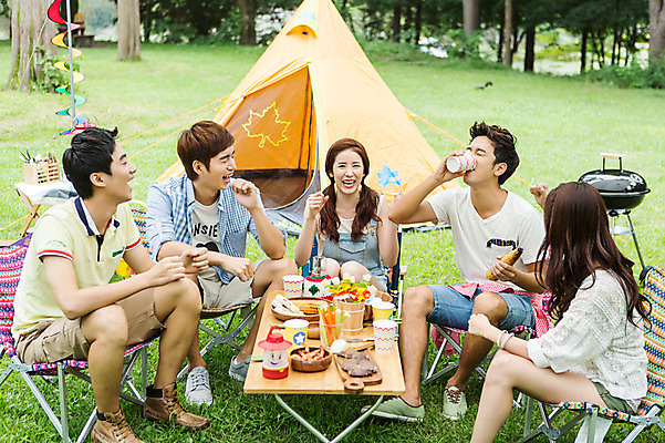포토 JPG 주간 전신 학생 여자 남자 행복 음식 대학생 의자 탁자 맥주 텐트 대화 웃음 사람 앉기 동양인 잔디 여러명 20대 성인 야외 친구 캠퍼스라이프 캠핑 한국인 마시기 게임 즐거움 MT 청년만 성인만 국내포토 자연요소 식물 라이프스타일 감정 가구 다수 관계 모션 놀이 레저 주류 표정 캠핑도구 말하기 인종 청년 파일형식