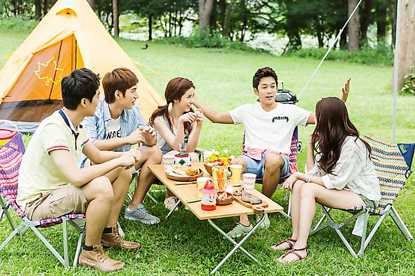 포토 JPG 주간 전신 학생 여자 남자 행복 음식 대학생 의자 탁자 텐트 대화 웃음 사람 앉기 동양인 잔디 여러명 20대 성인 야외 친구 캠퍼스라이프 캠핑 한국인 즐거움 MT 청년만 성인만 국내포토 자연요소 식물 라이프스타일 감정 가구 다수 관계 모션 레저 표정 캠핑도구 말하기 인종 청년 파일형식
