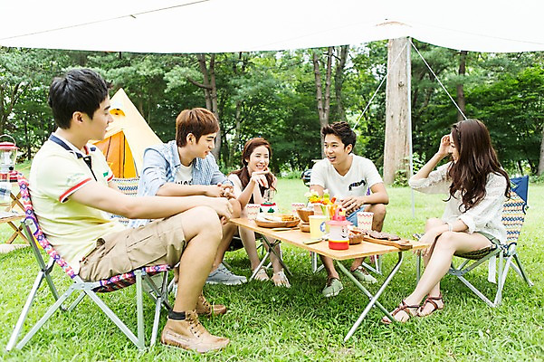 포토 JPG 주간 전신 나무 식물 학생 여자 남자 행복 음식 대학생 의자 탁자 텐트 대화 웃음 사람 앉기 동양인 잔디 여러명 20대 성인 야외 친구 캠퍼스라이프 캠핑 한국인 즐거움 MT 청년만 성인만 킨포크 국내포토 자연요소 라이프스타일 감정 가구 다수 관계 모션 레저 표정 캠핑도구 말하기 인종 청년 파일형식