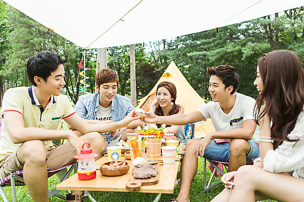 포토 JPG 주간 나무 식물 학생 여자 남자 행복 음식 대학생 의자 탁자 텐트 대화 웃음 들기 사람 앉기 동양인 잔디 여러명 20대 성인 야외 친구 캠퍼스라이프 캠핑 한국인 즐거움 주기 MT 청년만 성인만 국내포토 자연요소 라이프스타일 감정 가구 다수 관계 모션 레저 표정 캠핑도구 말하기 인종 청년 파일형식