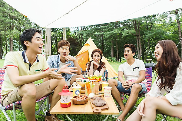포토 JPG 주간 나무 식물 학생 여자 남자 행복 음식 대학생 의자 탁자 텐트 대화 웃음 사람 앉기 동양인 잔디 여러명 20대 성인 야외 친구 캠퍼스라이프 캠핑 한국인 즐거움 MT 청년만 성인만 국내포토 자연요소 라이프스타일 감정 가구 다수 관계 모션 레저 표정 캠핑도구 말하기 인종 청년 파일형식