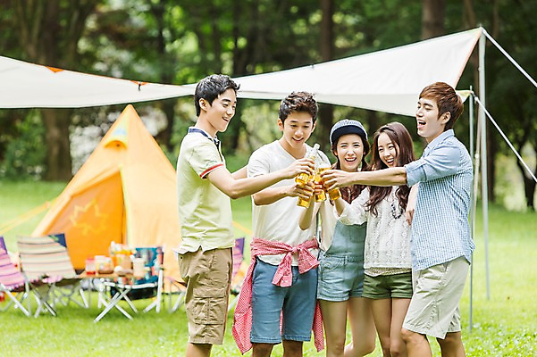 포토 JPG 주간 학생 여자 남자 행복 음식 대학생 의자 맥주 텐트 서기 웃음 들기 사람 동양인 잔디 여러명 상반신 20대 성인 야외 앞모습 아웃포커스 캐주얼 친구 캠퍼스라이프 캠핑 한국인 병 음주 즐거움 MT 건배 청년만 성인만 낮술 국내포토 자연요소 식물 라이프스타일 식기 옷 감정 뷰포인트 가구 다수 관계 모션 레저 주류 촬영기법 표정 캠핑도구 인종 청년 파일형식