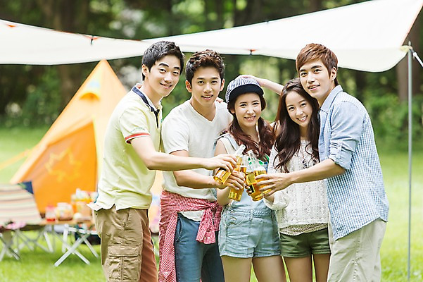 포토 JPG 주간 학생 여자 남자 행복 음식 대학생 의자 맥주 텐트 서기 웃음 들기 사람 동양인 잔디 여러명 상반신 20대 성인 야외 앞모습 아웃포커스 캐주얼 친구 캠퍼스라이프 캠핑 한국인 병 음주 즐거움 MT 건배 청년만 성인만 낮술 국내포토 자연요소 식물 라이프스타일 식기 옷 감정 뷰포인트 가구 다수 관계 모션 레저 주류 촬영기법 표정 캠핑도구 인종 청년 파일형식