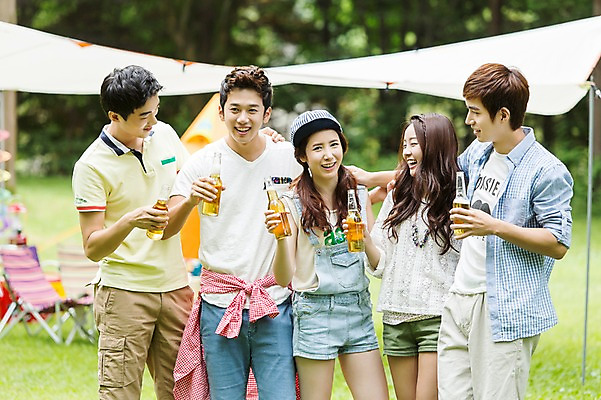 포토 JPG 주간 학생 여자 남자 행복 음식 대학생 의자 맥주 텐트 서기 웃음 들기 사람 동양인 잔디 여러명 상반신 20대 성인 야외 앞모습 아웃포커스 캐주얼 친구 캠퍼스라이프 캠핑 한국인 병 음주 즐거움 MT 청년만 성인만 낮술 국내포토 자연요소 식물 라이프스타일 식기 옷 감정 뷰포인트 가구 다수 관계 모션 레저 주류 촬영기법 표정 캠핑도구 인종 청년 파일형식
