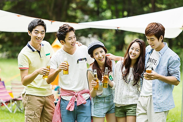 포토 JPG 주간 학생 여자 남자 행복 음식 대학생 의자 맥주 텐트 서기 웃음 들기 사람 동양인 잔디 여러명 상반신 20대 성인 야외 앞모습 아웃포커스 캐주얼 친구 캠퍼스라이프 캠핑 한국인 병 음주 즐거움 MT 청년만 성인만 낮술 국내포토 자연요소 식물 라이프스타일 식기 옷 감정 뷰포인트 가구 다수 관계 모션 레저 주류 촬영기법 표정 캠핑도구 인종 청년 파일형식
