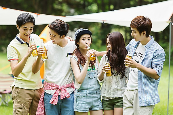 포토 JPG 주간 학생 여자 남자 행복 음식 대학생 의자 맥주 텐트 서기 웃음 들기 사람 동양인 잔디 여러명 상반신 20대 성인 야외 앞모습 아웃포커스 캐주얼 친구 캠퍼스라이프 캠핑 한국인 마시기 병 음주 즐거움 MT 청년만 성인만 낮술 국내포토 자연요소 식물 라이프스타일 식기 옷 감정 뷰포인트 가구 다수 관계 모션 레저 주류 촬영기법 표정 캠핑도구 인종 청년 파일형식