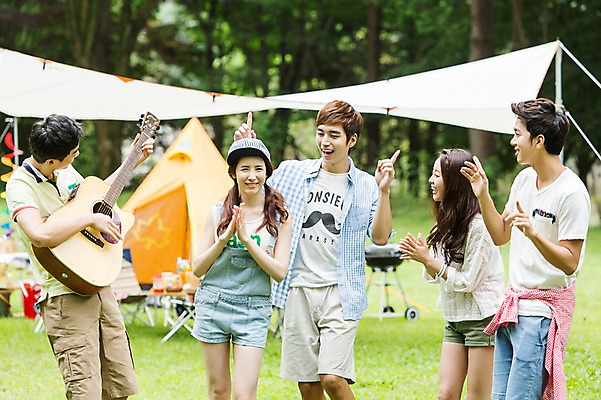 포토 JPG 주간 나무 식물 학생 여자 남자 행복 악기 음악 대학생 연주 의자 놀이 텐트 서기 웃음 사람 동양인 잔디 여러명 상반신 20대 성인 야외 아웃포커스 캐주얼 친구 캠퍼스라이프 캠핑 한국인 게임 기타 춤 즐거움 MT 청년만 성인만 국내포토 자연요소 라이프스타일 옷 감정 가구 다수 관계 모션 현악기 레저 문화예술 촬영기법 표정 캠핑도구 인종 청년 파일형식