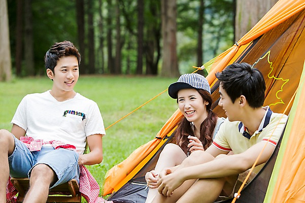 포토 JPG 주간 모자 학생 여자 남자 행복 대학생 의자 텐트 대화 웃음 사람 앉기 동양인 잔디 20대 성인 야외 아웃포커스 캐주얼 세명 친구 캠퍼스라이프 캠핑 한국인 즐거움 MT 청년만 성인만 국내포토 자연요소 식물 라이프스타일 잡화 옷 감정 가구 관계 모션 레저 촬영기법 표정 캠핑도구 말하기 인종 청년 파일형식