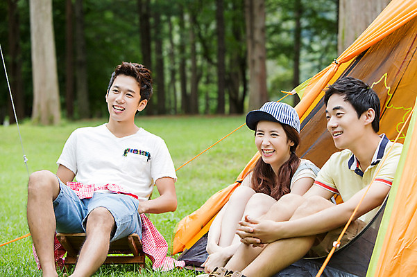 포토 JPG 주간 모자 학생 응시 여자 남자 행복 대학생 의자 텐트 웃음 사람 앉기 동양인 잔디 20대 성인 야외 아웃포커스 캐주얼 세명 친구 캠퍼스라이프 캠핑 한국인 즐거움 MT 청년만 성인만 국내포토 자연요소 식물 라이프스타일 시선 잡화 옷 감정 가구 관계 모션 레저 촬영기법 표정 캠핑도구 인종 청년 파일형식
