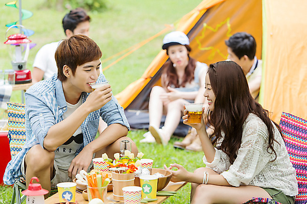 포토 JPG 주간 학생 여자 남자 행복 음식 대학생 탁자 잔 맥주 텐트 웃음 들기 사람 앉기 동양인 잔디 여러명 20대 성인 야외 아웃포커스 컵 친구 캠퍼스라이프 캠핑 한국인 마시기 종이컵 음주 즐거움 MT 청년만 성인만 낮술 국내포토 자연요소 식물 라이프스타일 식기 감정 가구 다수 관계 모션 레저 주류 촬영기법 표정 캠핑도구 인종 청년 일회용 파일형식