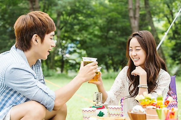 포토 JPG 주간 학생 여자 남자 행복 음식 대학생 잔 맥주 웃음 들기 사람 앉기 동양인 잔디 상반신 20대 성인 야외 두명 아웃포커스 컵 친구 캠퍼스라이프 캠핑 한국인 종이컵 음주 즐거움 MT 건배 청년만 성인만 낮술 국내포토 자연요소 식물 라이프스타일 식기 감정 관계 모션 레저 주류 촬영기법 표정 인종 청년 일회용 파일형식
